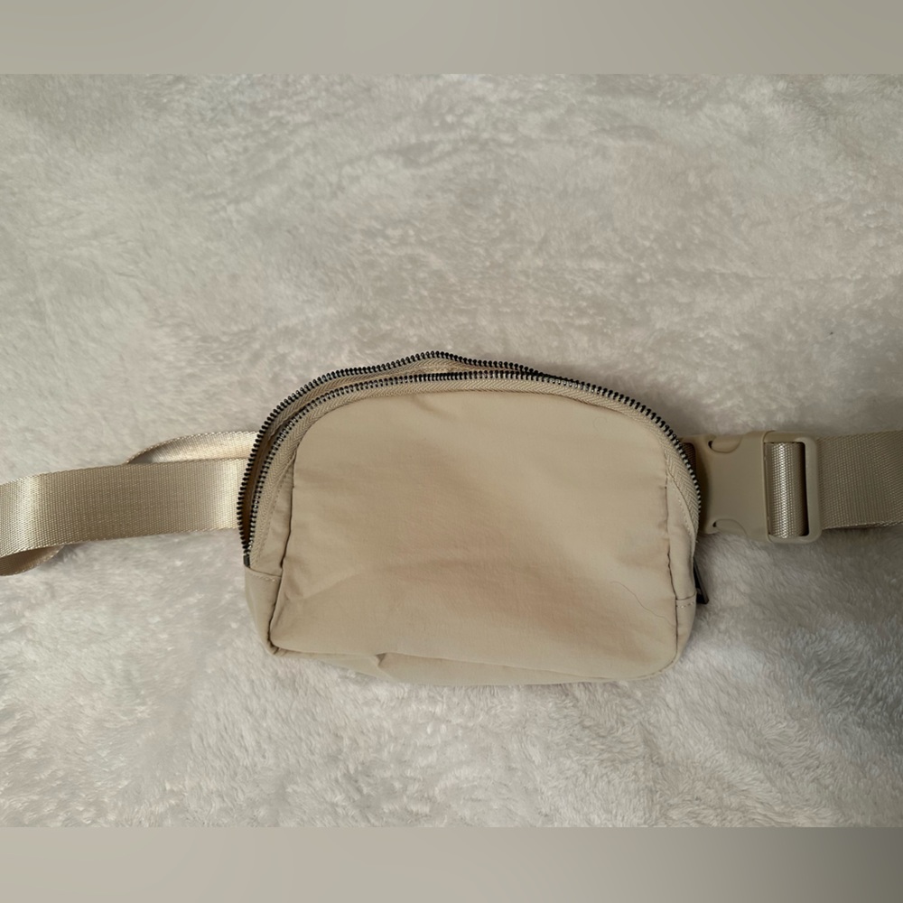 Crossbody purse beige